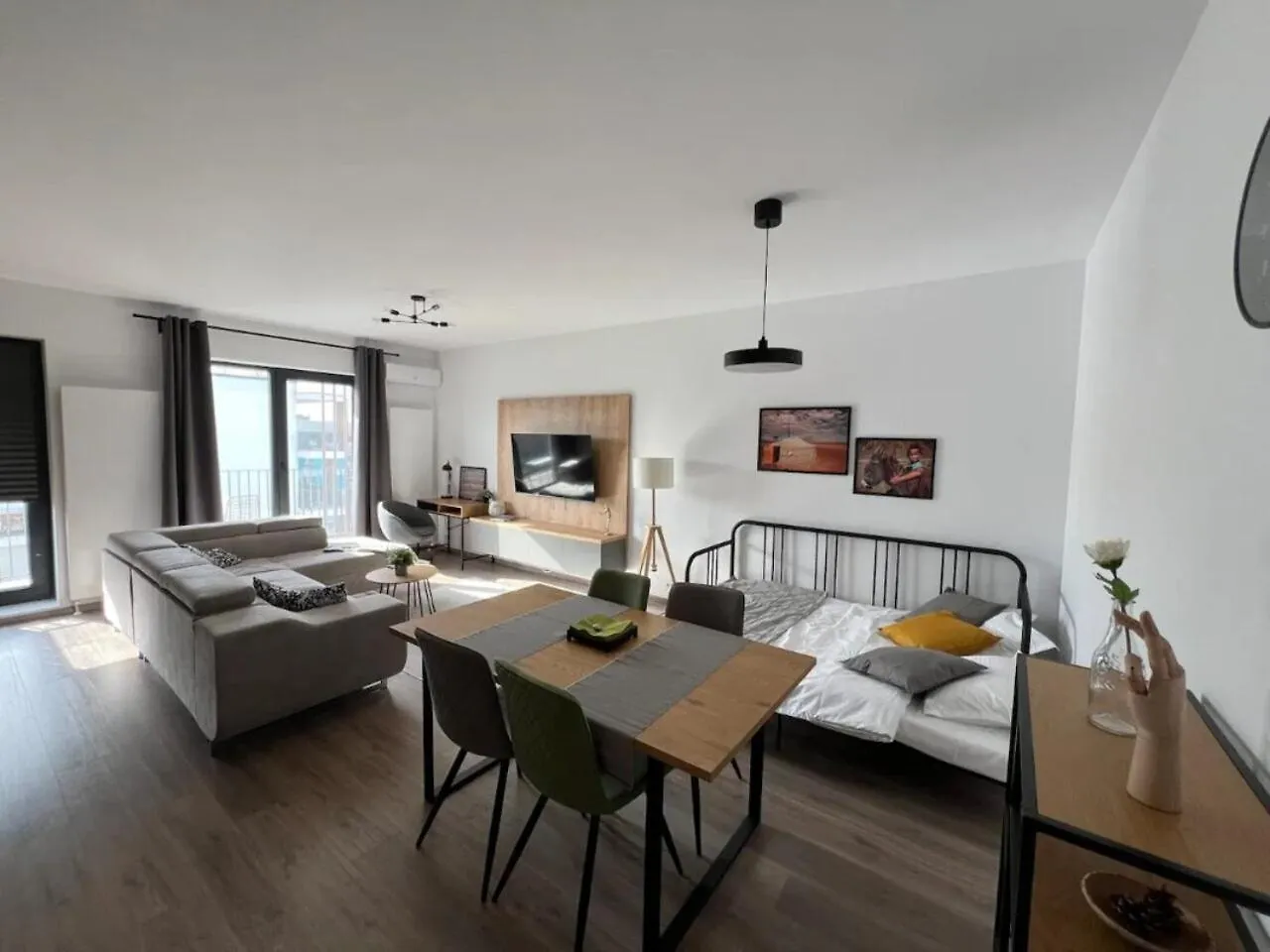 High-Rise Luxury Apartment With Free Parking Bukareszt