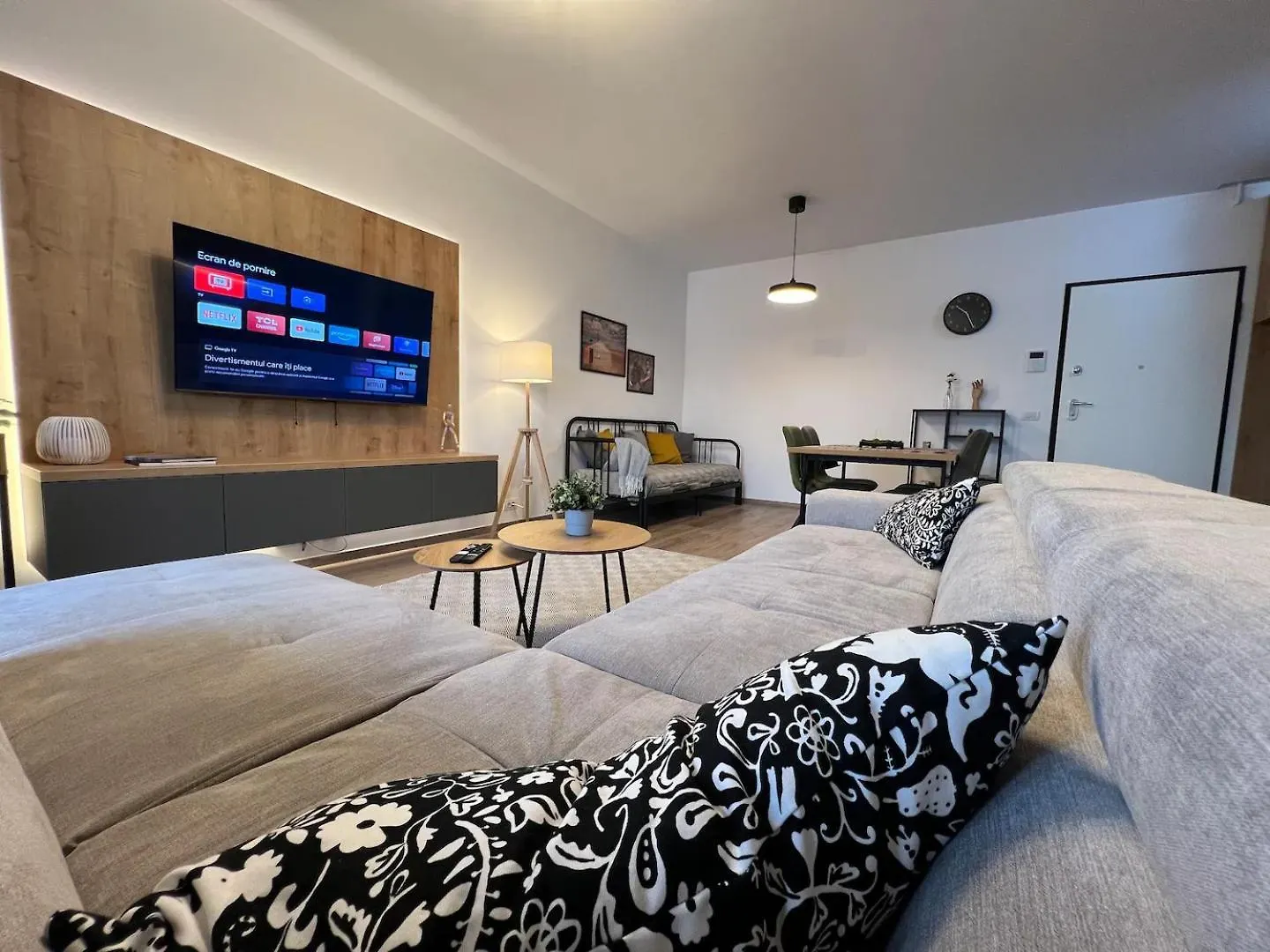High-Rise Luxury Apartment With Free Parking Bukareszt